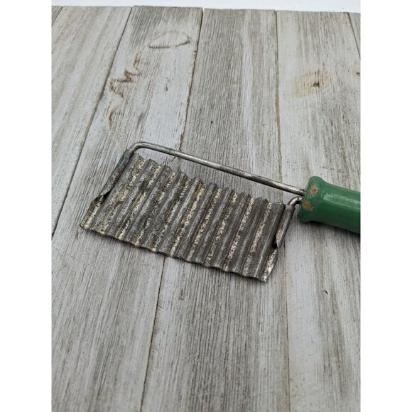 Vintage Crinkle Wavy Cutter Vegetable Potato Stainless Steel Slicer Green - Picture 2 of 6